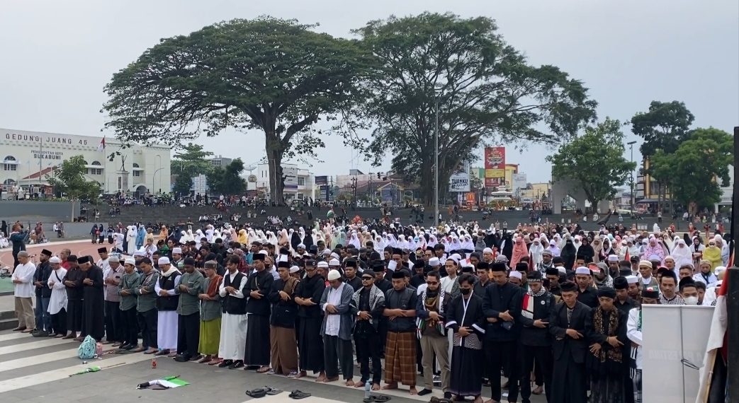 Do’akan Korban Perang di Palestina, Ribuan Warga Sukabumi Gelar Salat Gaib di Lapdek