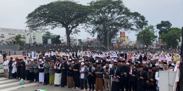 Do’akan Korban Perang di Palestina, Ribuan Warga Sukabumi Gelar Salat Gaib di Lapdek