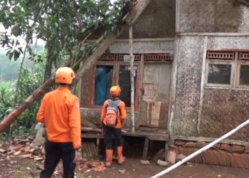 Puluhan Rumah Rusak, Bencana Angin Puting Beliung Landa 3 Desa di Kecamatan Cireunghas Sukabumi