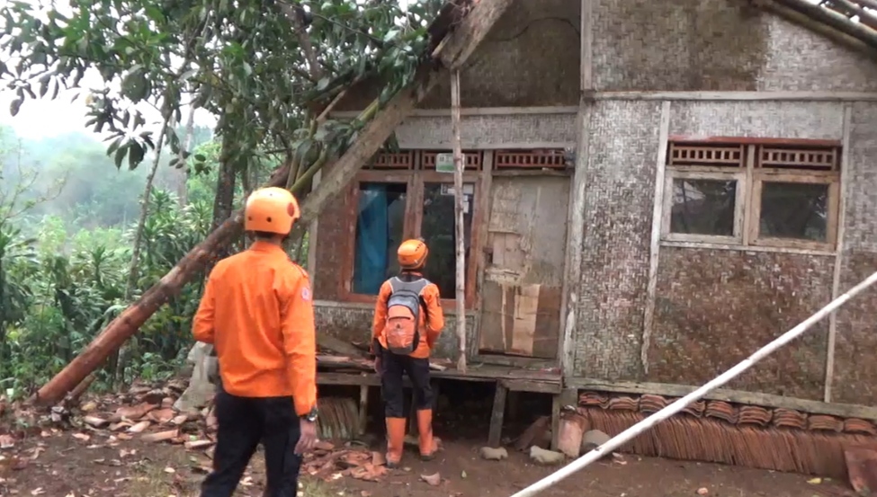 Puluhan Rumah Rusak, Bencana Angin Puting Beliung Landa 3 Desa di Kecamatan Cireunghas Sukabumi