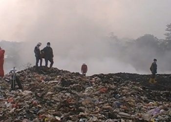 Diduga Dari Gas Metan, TPA Cikundul di Sukabumi Kebakaran