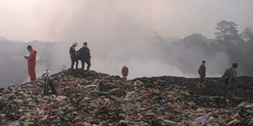 Diduga Dari Gas Metan, TPA Cikundul di Sukabumi Kebakaran