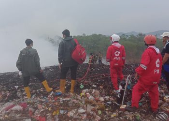 PMI Terjunkan Personil Bantu Pemadaman TPA Cikundul
