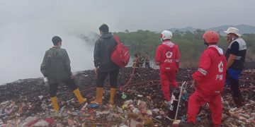 PMI Terjunkan Personil Bantu Pemadaman TPA Cikundul