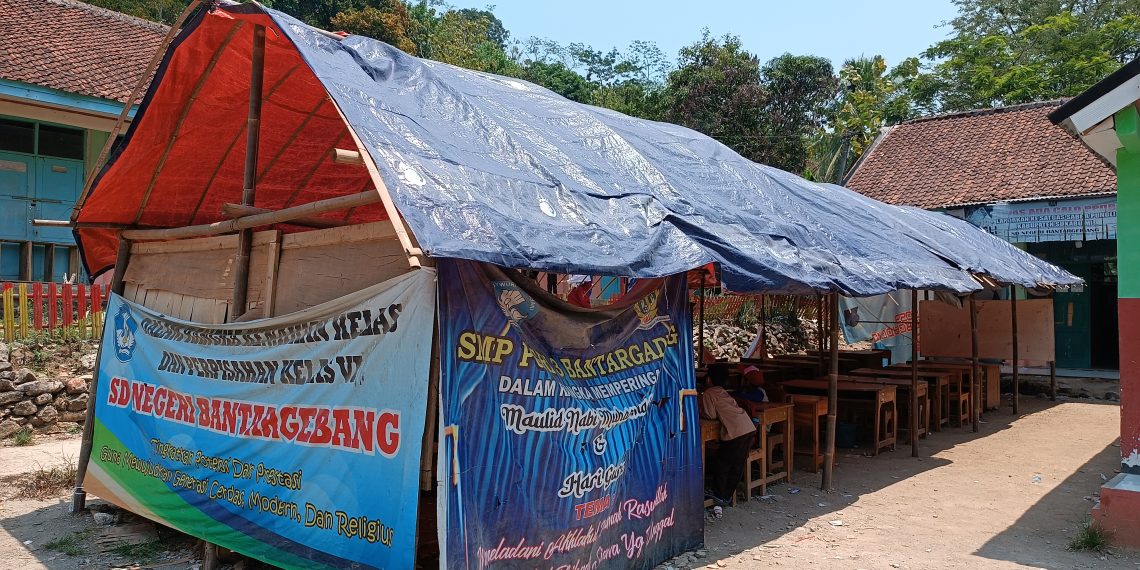 Miris, Puluhan Siswa SDN Bantargebang Belajar Di Tenda Darurat