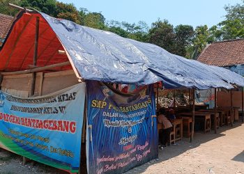 Miris, Puluhan Siswa SDN Bantargebang Belajar Di Tenda Darurat