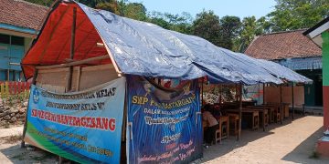 Miris, Puluhan Siswa SDN Bantargebang Belajar Di Tenda Darurat