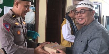 Polres Sukabumi Kota Bagikan Ratusan Nasi Kotak Pasca Shalat Jum’at