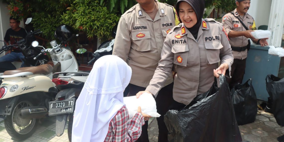 Polres Sukabumi Kota Bagikan Ratusan Nasi Kotak di Jumat Berkah