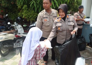 Polres Sukabumi Kota Bagikan Ratusan Nasi Kotak di Jumat Berkah