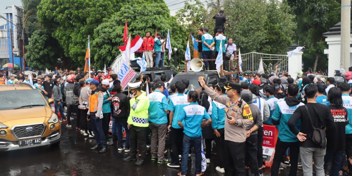 Meski Diguyur Hujan Deras, Ratusan Polisi di Sukabumi Tetap Kawal Aksi Unras