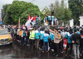 Meski Diguyur Hujan Deras, Ratusan Polisi di Sukabumi Tetap Kawal Aksi Unras