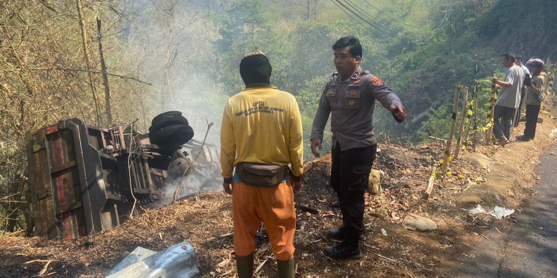 Truk Bermuatan Aspal Terperosok ke Jurang Hingga Terbakar di Ciemas Sukabumi