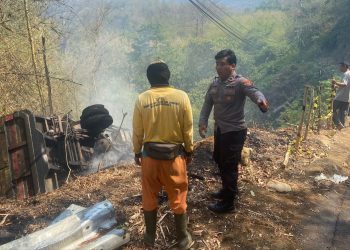 Truk Bermuatan Aspal Terperosok ke Jurang Hingga Terbakar di Ciemas Sukabumi