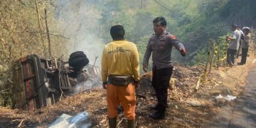 Truk Bermuatan Aspal Terperosok ke Jurang Hingga Terbakar di Ciemas Sukabumi