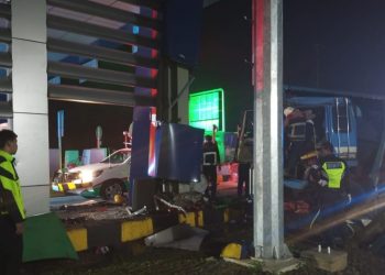 2 Orang Tewas, Truk Tronton Tabrak Beton Penyangga Gerbang Tol Parungkuda Sukabumi