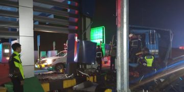 2 Orang Tewas, Truk Tronton Tabrak Beton Penyangga Gerbang Tol Parungkuda Sukabumi