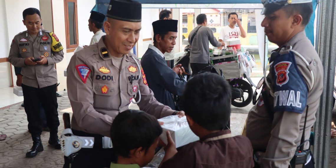 Keren, Polisi di Sukabumi Bagikan Ratusan Nasi Kotak Usai Shalat Jum’at