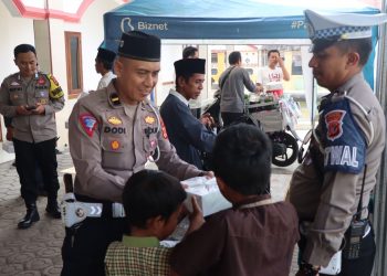 Keren, Polisi di Sukabumi Bagikan Ratusan Nasi Kotak Usai Shalat Jum’at