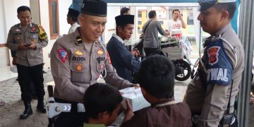 Keren, Polisi di Sukabumi Bagikan Ratusan Nasi Kotak Usai Shalat Jum’at