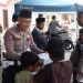 Keren, Polisi di Sukabumi Bagikan Ratusan Nasi Kotak Usai Shalat Jum’at