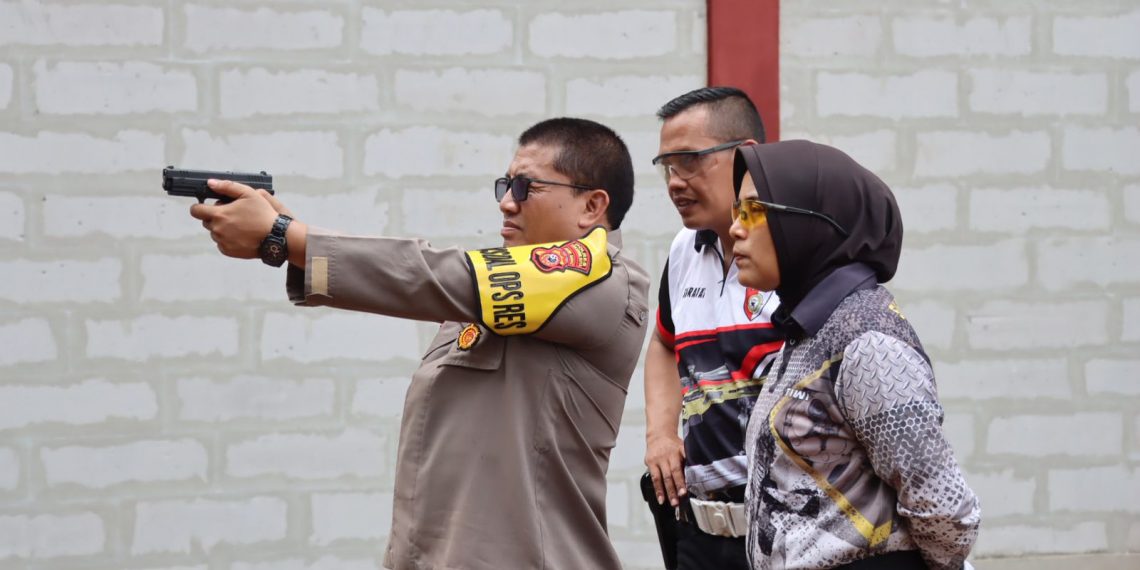 Polisi di Kota Sukabumi Asah Kemampuan Dengan Melatih Skill Menembak