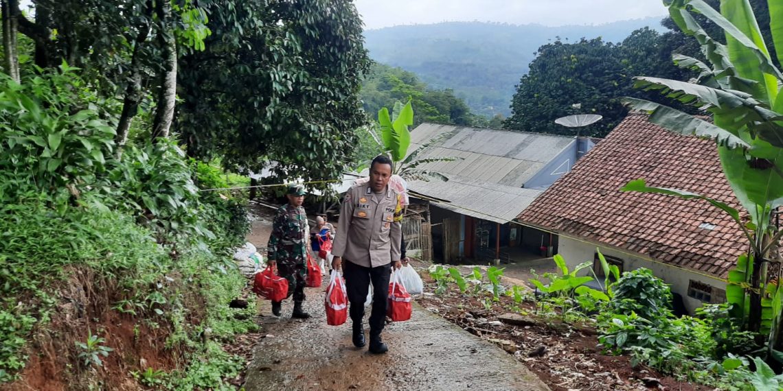 Terjang Jalur Ekstrim, Aparat Polsek Cireunghas Salurkan Bantuan Kemensos RI