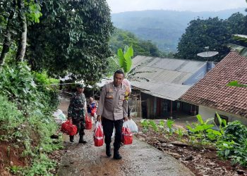 Terjang Jalur Ekstrim, Aparat Polsek Cireunghas Salurkan Bantuan Kemensos RI