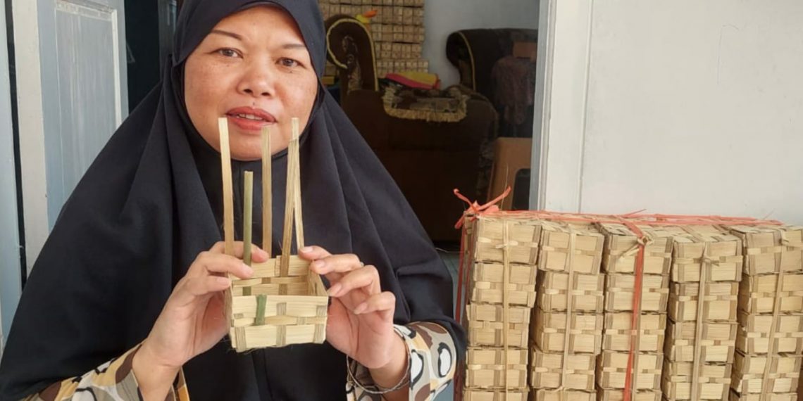 Pengrajin Anyaman Keranjang Mochi di Gg. Alhuda Butuh Suntikan Permodalan Pemerintah