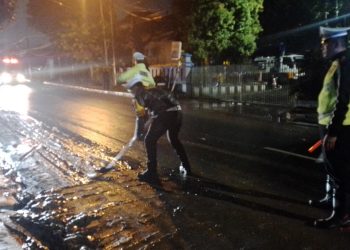 Humanis, Polantas di Sukabumi Bersihkan Lumpur Yang Luber ke Jalan