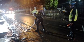 Humanis, Polantas di Sukabumi Bersihkan Lumpur Yang Luber ke Jalan