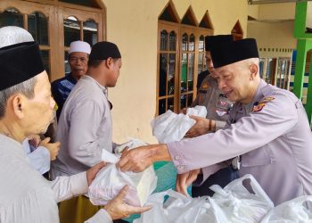 Anggota Polres Sukabumi Kota dan Polsek Cikole Bagikan 100 Nasi Kotak Usai Shalat Jumat