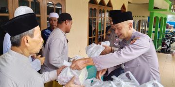 Anggota Polres Sukabumi Kota dan Polsek Cikole Bagikan 100 Nasi Kotak Usai Shalat Jumat