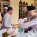 Anggota Polres Sukabumi Kota dan Polsek Cikole Bagikan 100 Nasi Kotak Usai Shalat Jumat