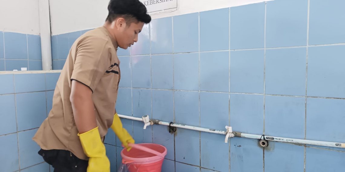 Pemuda di Sukabumi Sudah 14 Tahun Berkeliling Bersihkan Masjid, Aksinya Viral di Media Sosial