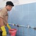 Pemuda di Sukabumi Sudah 14 Tahun Berkeliling Bersihkan Masjid, Aksinya Viral di Media Sosial