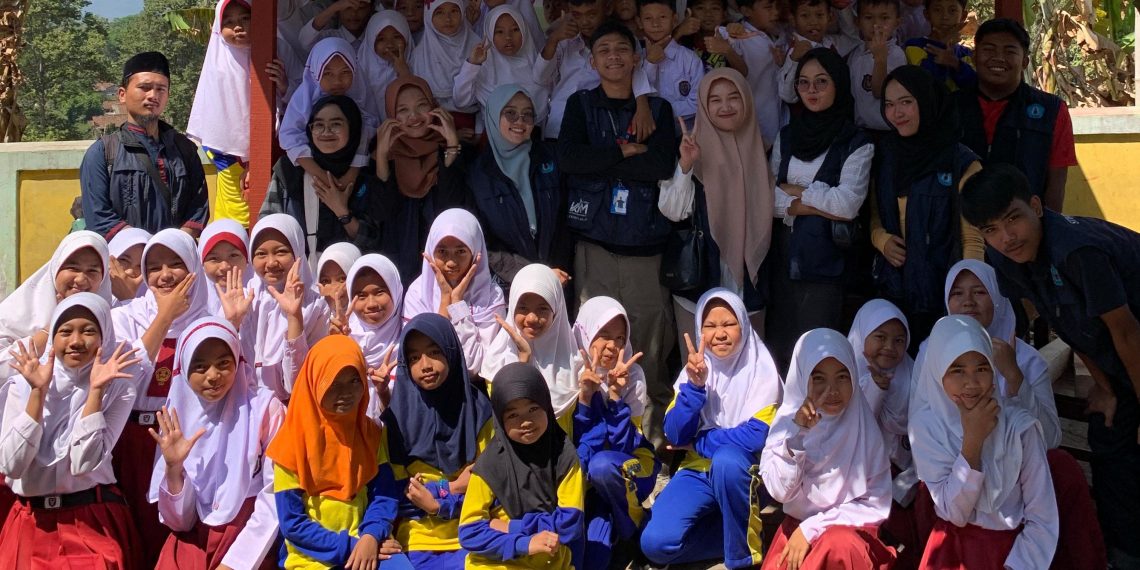 Dorong Peningkatan Literasi, Mahasiswa KKM Kelompok 10 STKIP Bina Mutiara Sukabumi Bangun Saung Baca