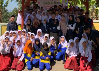 Dorong Peningkatan Literasi, Mahasiswa KKM Kelompok 10 STKIP Bina Mutiara Sukabumi Bangun Saung Baca