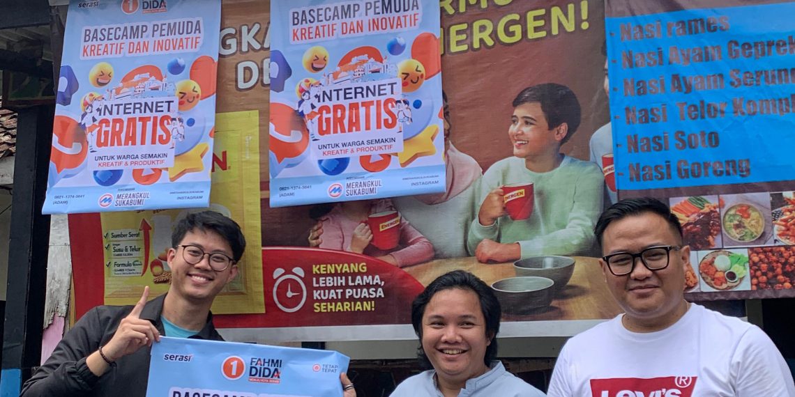 Giat Tim Merangkul Sukabumi di Karamat Bagikan Susu dan Roti Hingga Pasang Internet Gratis