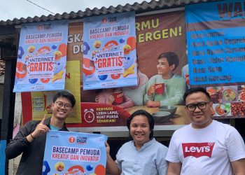 Giat Tim Merangkul Sukabumi di Karamat Bagikan Susu dan Roti Hingga Pasang Internet Gratis