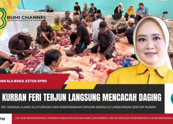 Tradisi Kurban Feri Sri Astrina Turun Langsung Mencacah Daging Kurban Untuk Disebarkan