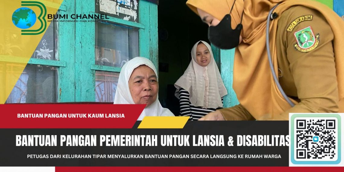 Petugas di Kelurahan Tipar Salurkan Bantuan Pangan Langsung ke Rumah Warga Lansia