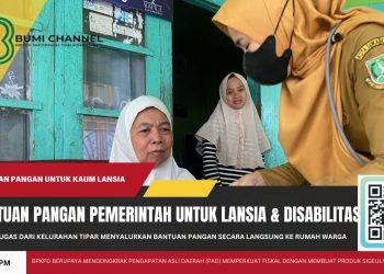 Petugas di Kelurahan Tipar Salurkan Bantuan Pangan Langsung ke Rumah Warga Lansia