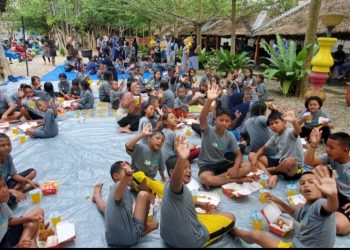 Perwatusi Peduli Aceh Ajak Anak-anak Korban Banjir Bermain Wahana Air Mutiara Waterpark