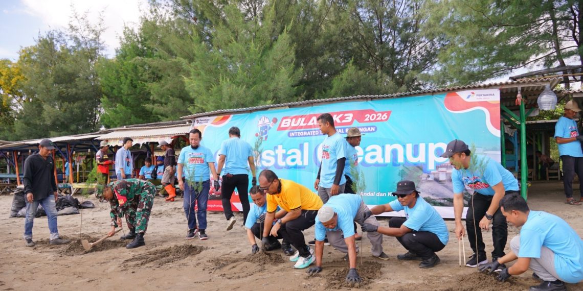 Pertamina Patra Niaga Regional JBB Gandeng Kelompok Masyarakat Balongan Lakukan Coastal Cleanup, Semarakkan Bulan K3