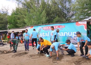 Pertamina Patra Niaga Regional JBB Gandeng Kelompok Masyarakat Balongan Lakukan Coastal Cleanup, Semarakkan Bulan K3