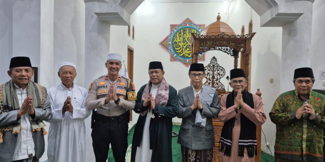 Polres Sukabumi Kota Tarawih Keliling, Pererat Silaturahmi dengan Warga Ponpes Syamsul Ulum