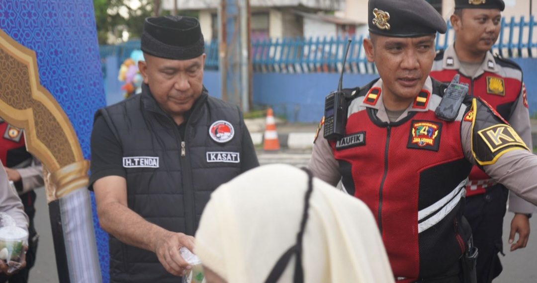 Sat Narkoba Polres Sukabumi Kota Bagikan Ratusan Takjil Gratis untuk Warga