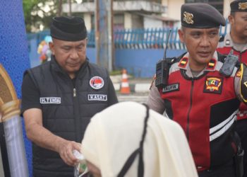 Sat Narkoba Polres Sukabumi Kota Bagikan Ratusan Takjil Gratis untuk Warga