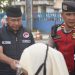 Sat Narkoba Polres Sukabumi Kota Bagikan Ratusan Takjil Gratis untuk Warga